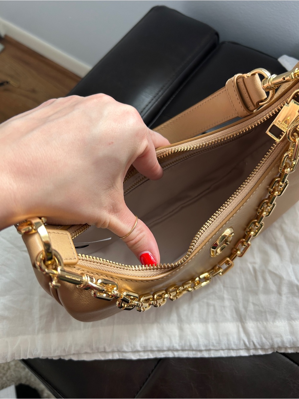 Marc Jacobs Tan Leather Shoulder Bag with Gold Chain - Picture 11 of 13